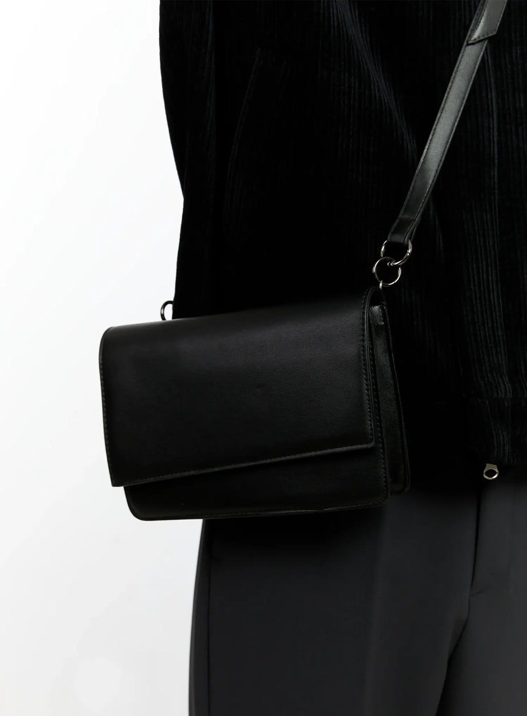 Minimalistic Medium-sized Shoulder Bag IO531