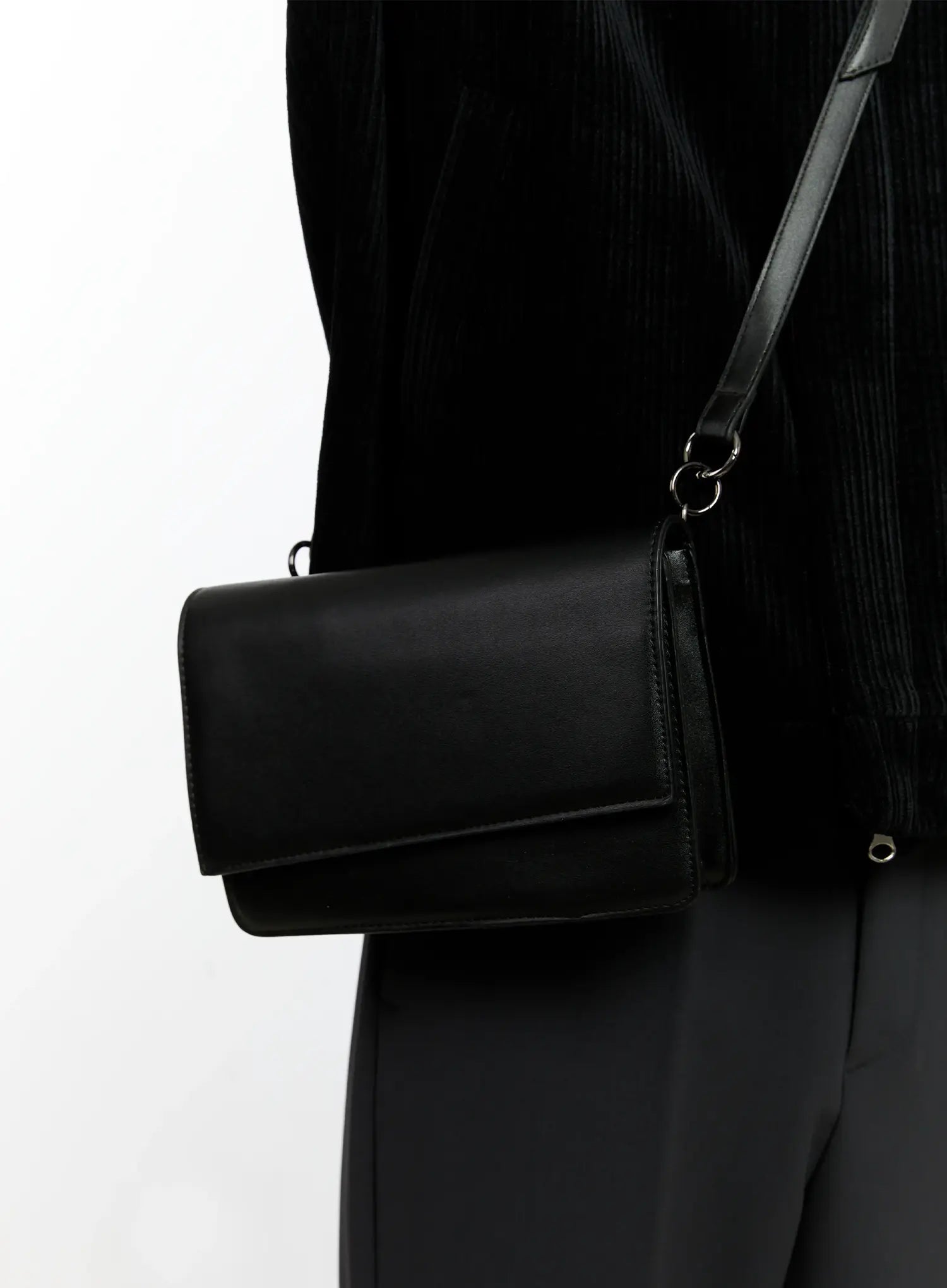 Minimalistic Medium-sized Shoulder Bag IO531