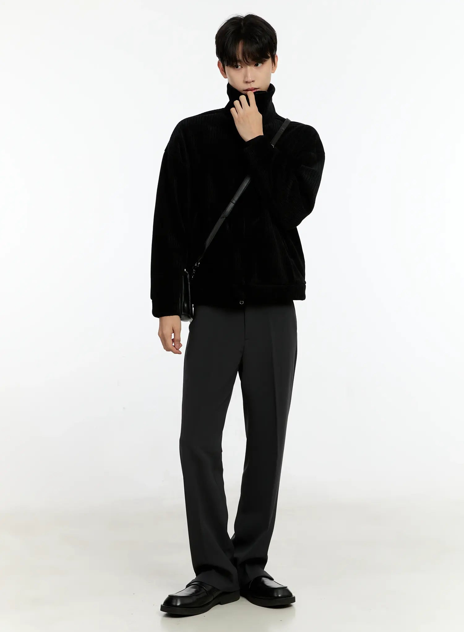 Minimalistic Medium-sized Shoulder Bag IO531