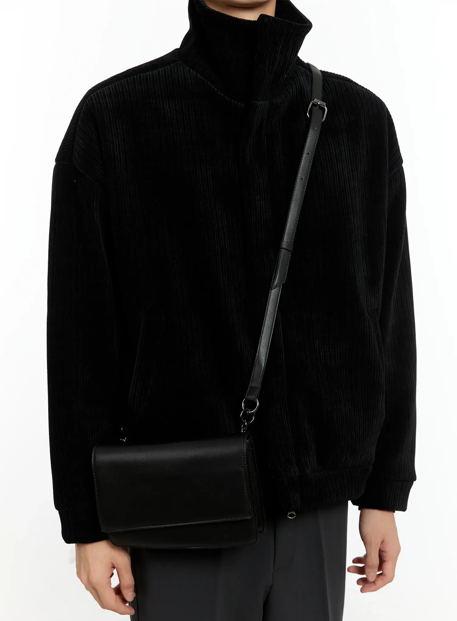 Minimalistic Medium-sized Shoulder Bag IO531