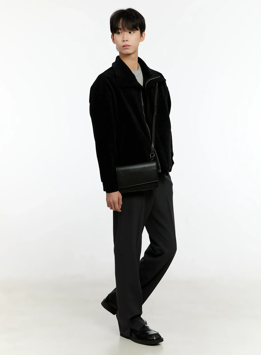 Minimalistic Medium-sized Shoulder Bag IO531