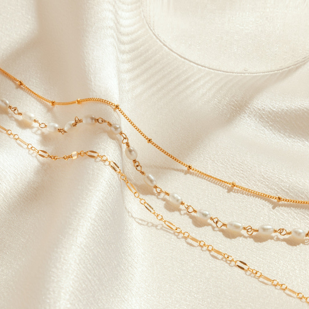 Delicate Wristwatch with Satellite Chain