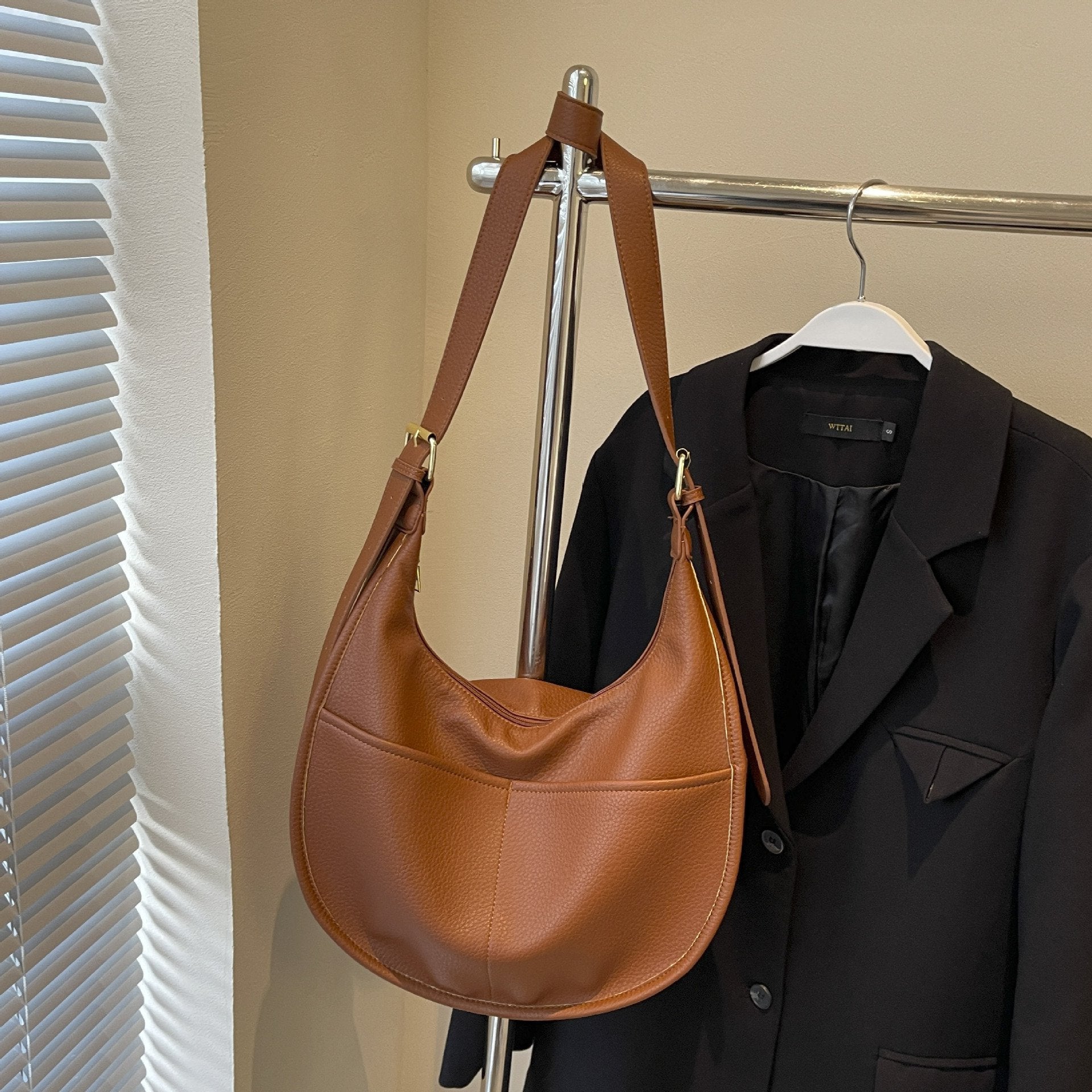 Len | Croissant Shoulder Bag