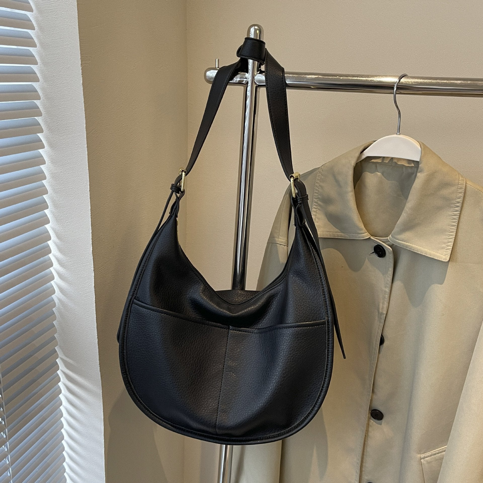 Len | Croissant Shoulder Bag