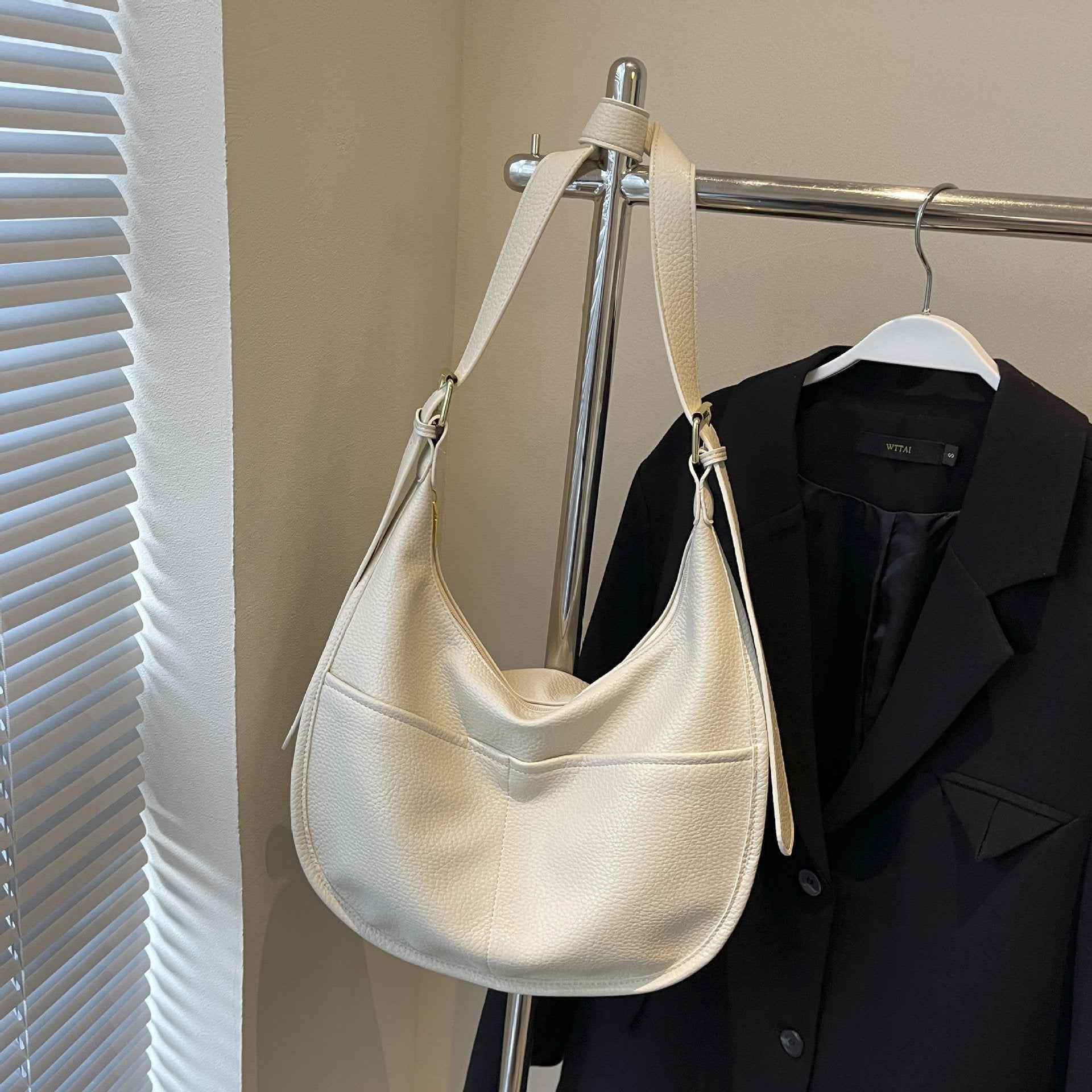 Len | Croissant Shoulder Bag