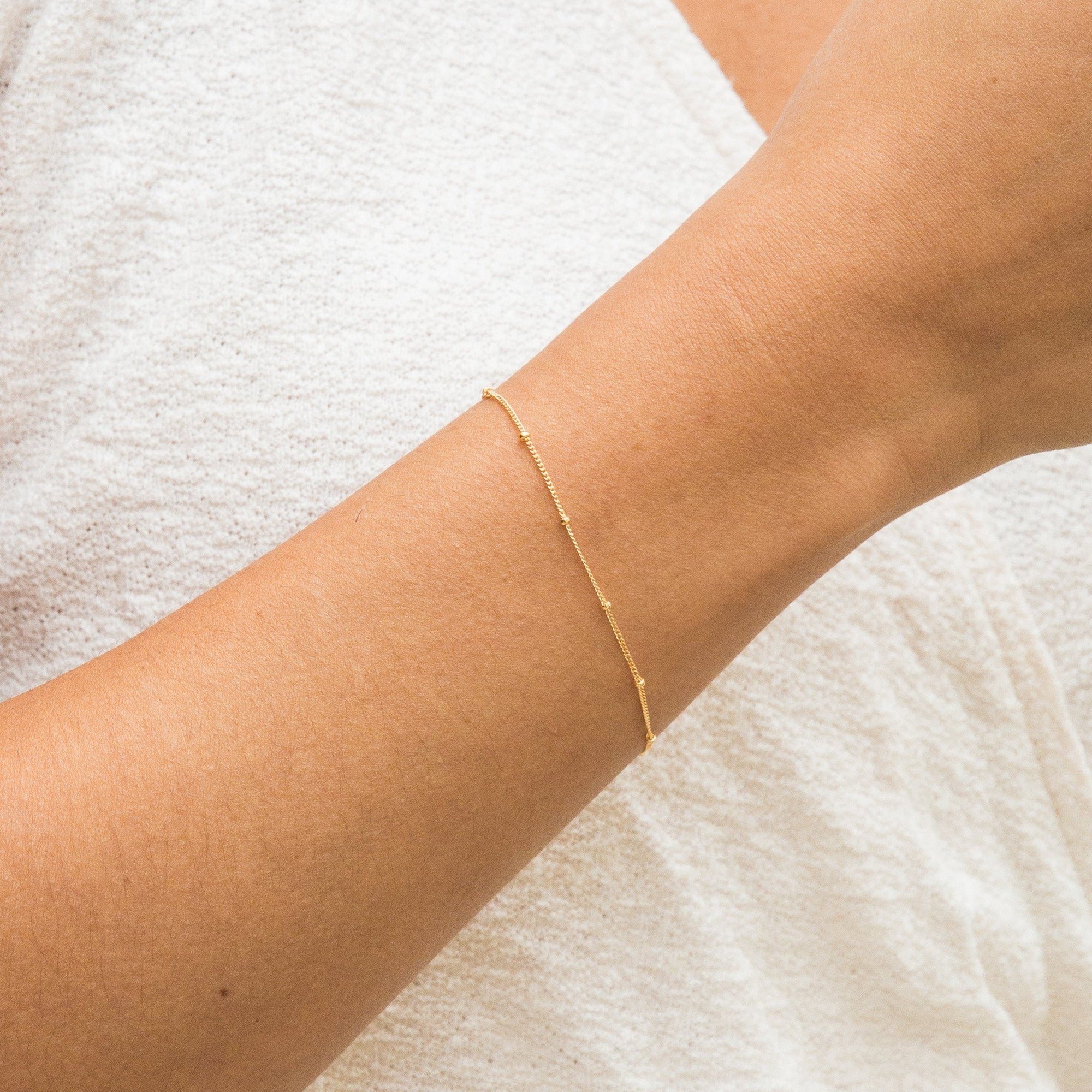 Delicate Wristwatch with Satellite Chain