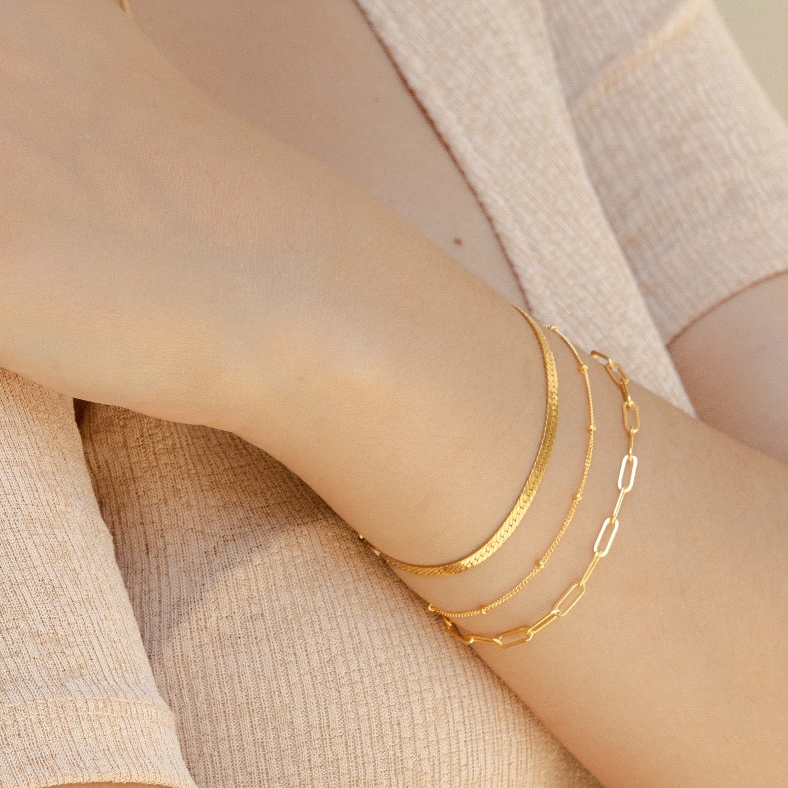 Delicate Wristwatch with Satellite Chain